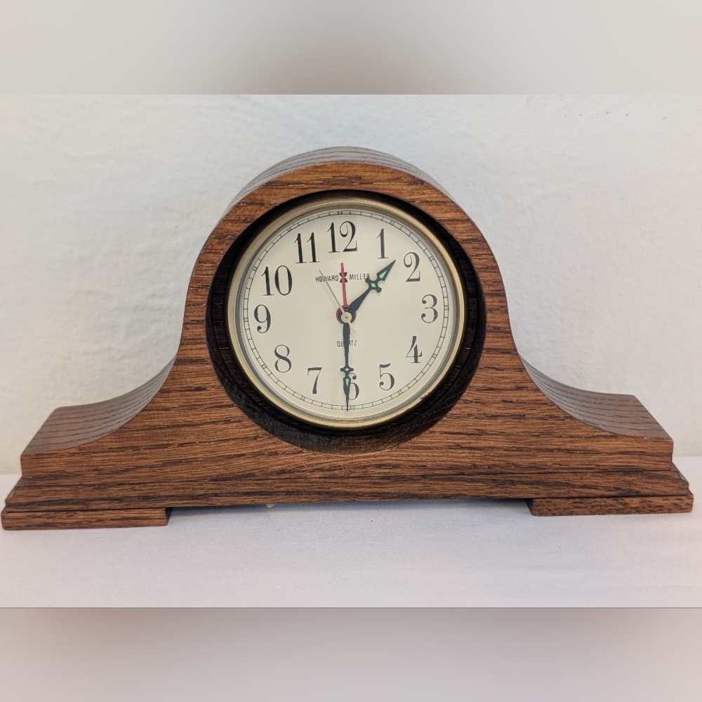 Vintage Howard Miller Mantel Clock 612-354 Rich Medium Brown Oak Quart READ